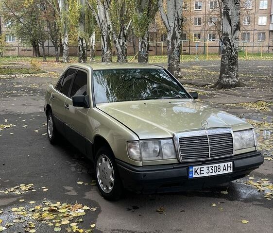 Зелений Мерседес 200, об'ємом двигуна 2 л та пробігом 490 тис. км за 1700 $, фото 1 на Automoto.ua