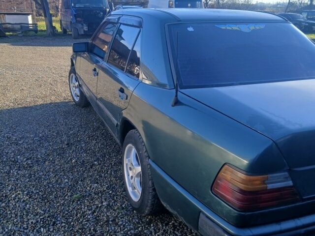 Зеленый Мерседес 200, объемом двигателя 2 л и пробегом 2 тыс. км за 1100 $, фото 6 на Automoto.ua