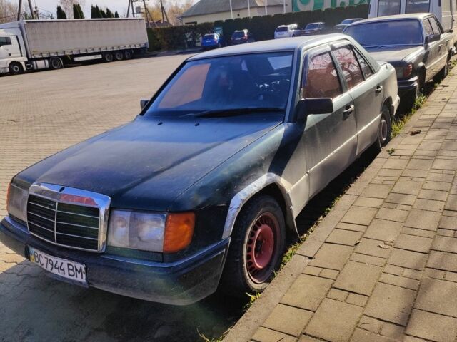 Зеленый Мерседес 200, объемом двигателя 2 л и пробегом 300 тыс. км за 1000 $, фото 1 на Automoto.ua