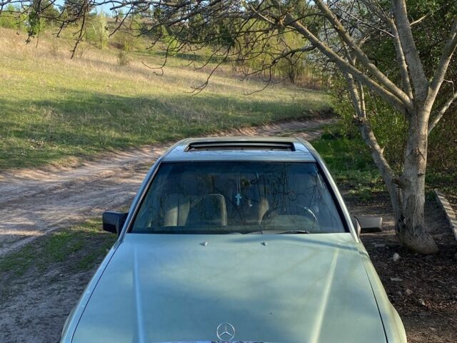 Зеленый Мерседес 200, объемом двигателя 2 л и пробегом 388 тыс. км за 2308 $, фото 2 на Automoto.ua