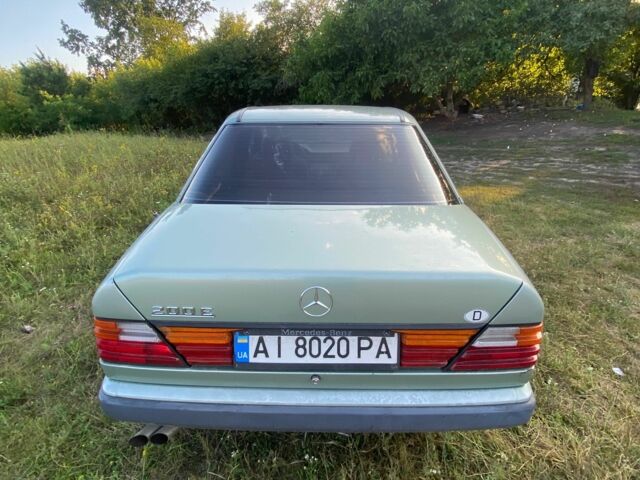 Зеленый Мерседес 200, объемом двигателя 2 л и пробегом 388 тыс. км за 2308 $, фото 4 на Automoto.ua