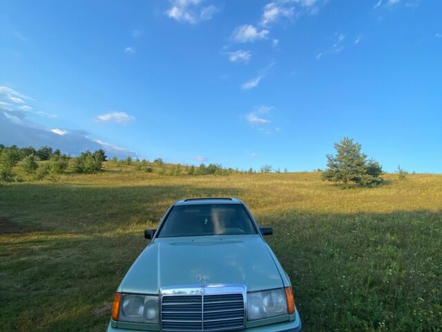 Зеленый Мерседес 200, объемом двигателя 2 л и пробегом 388 тыс. км за 2308 $, фото 3 на Automoto.ua