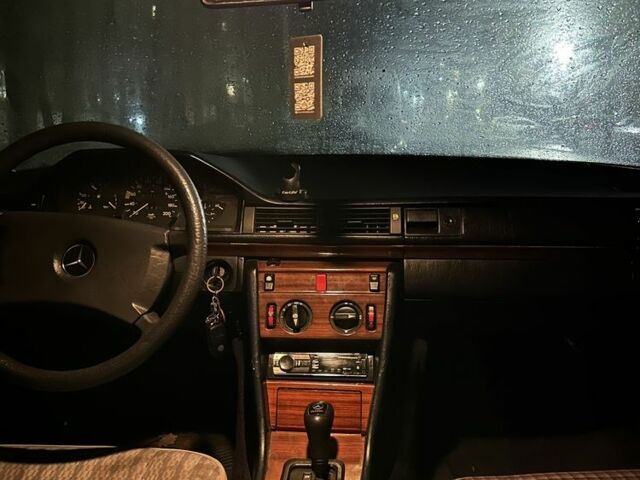 Зеленый Мерседес 200, объемом двигателя 2 л и пробегом 335 тыс. км за 1700 $, фото 5 на Automoto.ua