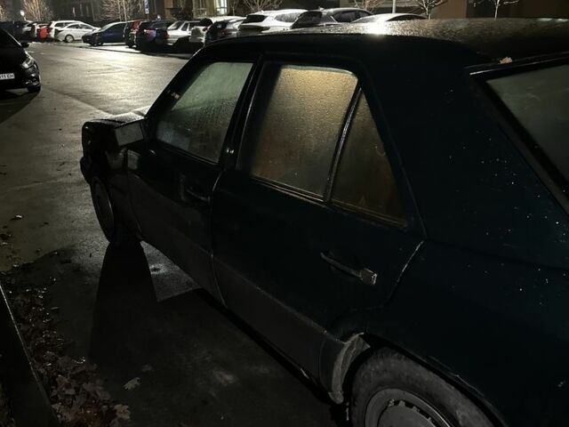 Зеленый Мерседес 200, объемом двигателя 2 л и пробегом 335 тыс. км за 1700 $, фото 2 на Automoto.ua