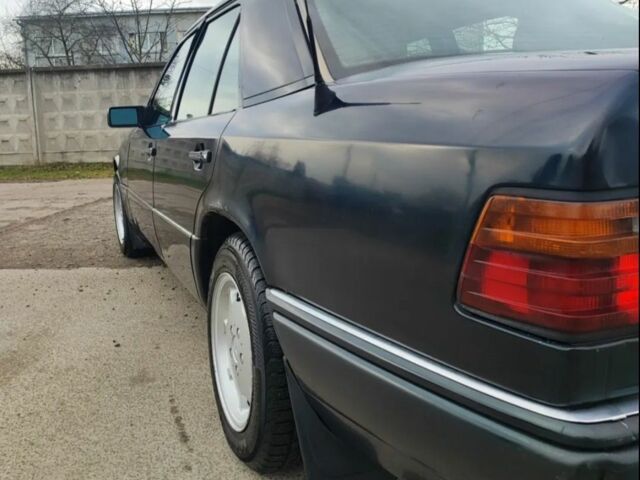 Зеленый Мерседес 200, объемом двигателя 2 л и пробегом 365 тыс. км за 1200 $, фото 2 на Automoto.ua