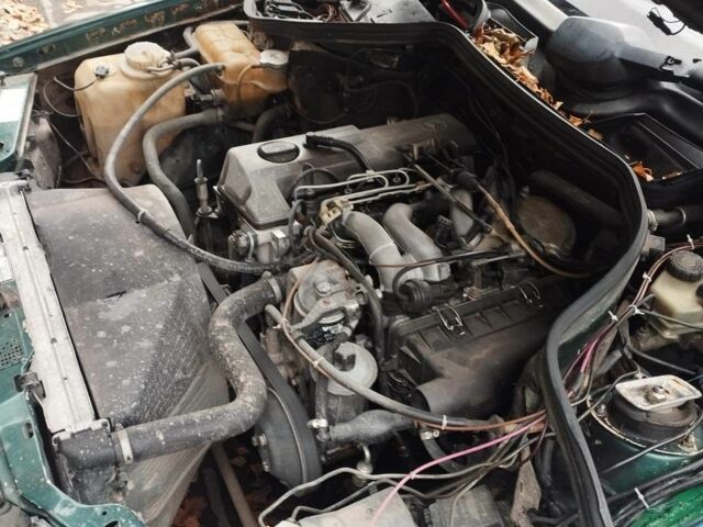 Зелений Мерседес 200, об'ємом двигуна 2 л та пробігом 400 тис. км за 2000 $, фото 1 на Automoto.ua