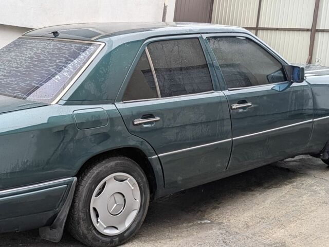 Зеленый Мерседес 200, объемом двигателя 2 л и пробегом 460 тыс. км за 3450 $, фото 6 на Automoto.ua