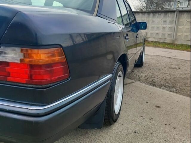 Зеленый Мерседес 200, объемом двигателя 2 л и пробегом 365 тыс. км за 1200 $, фото 4 на Automoto.ua