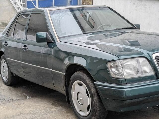 Зеленый Мерседес 200, объемом двигателя 2 л и пробегом 460 тыс. км за 3450 $, фото 4 на Automoto.ua