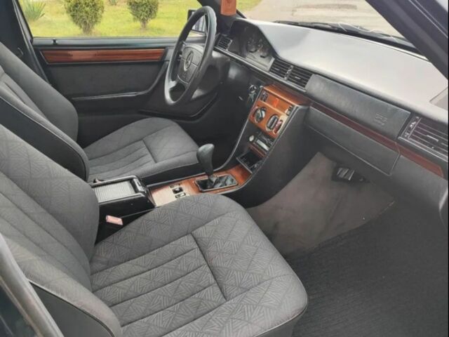 Зеленый Мерседес 200, объемом двигателя 2 л и пробегом 365 тыс. км за 1200 $, фото 5 на Automoto.ua