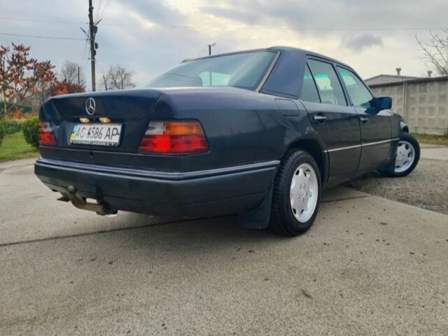 Зеленый Мерседес 200, объемом двигателя 2 л и пробегом 365 тыс. км за 1200 $, фото 1 на Automoto.ua