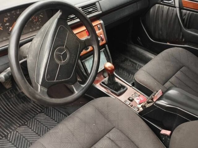 Зелений Мерседес 200, об'ємом двигуна 2 л та пробігом 400 тис. км за 2000 $, фото 3 на Automoto.ua