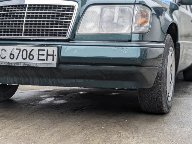 Зеленый Мерседес 200, объемом двигателя 2 л и пробегом 460 тыс. км за 3450 $, фото 1 на Automoto.ua