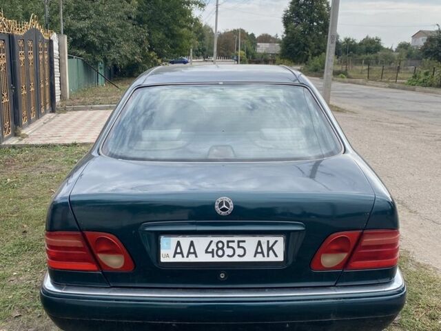 Зеленый Мерседес 200, объемом двигателя 2 л и пробегом 400 тыс. км за 2200 $, фото 3 на Automoto.ua