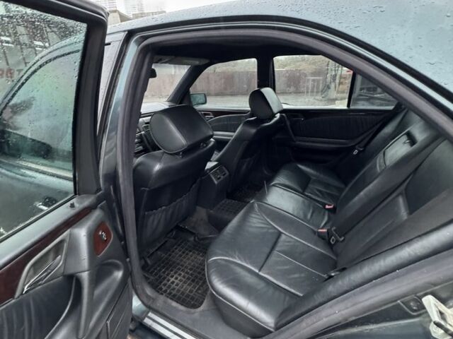 Зеленый Мерседес 200, объемом двигателя 3.2 л и пробегом 445 тыс. км за 2300 $, фото 9 на Automoto.ua