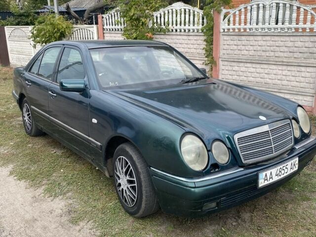 Зеленый Мерседес 200, объемом двигателя 2 л и пробегом 400 тыс. км за 2200 $, фото 1 на Automoto.ua