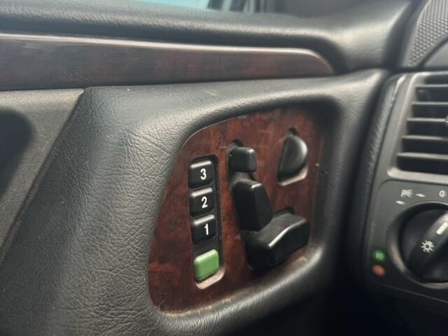 Зеленый Мерседес 200, объемом двигателя 3.2 л и пробегом 445 тыс. км за 2300 $, фото 11 на Automoto.ua