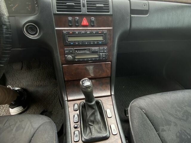 Зеленый Мерседес 200, объемом двигателя 2 л и пробегом 400 тыс. км за 2200 $, фото 5 на Automoto.ua