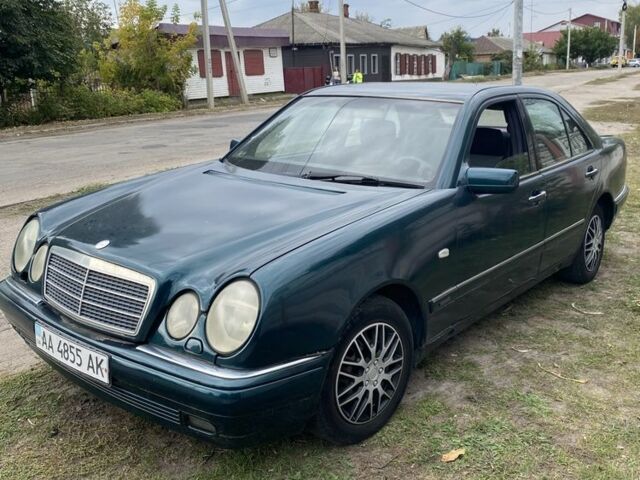 Зеленый Мерседес 200, объемом двигателя 2 л и пробегом 400 тыс. км за 2200 $, фото 2 на Automoto.ua