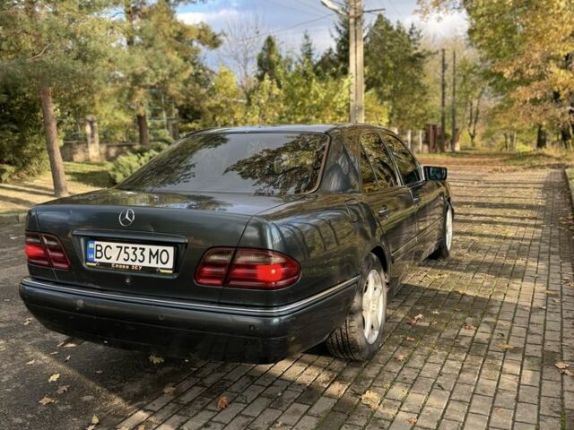 Зеленый Мерседес 200, объемом двигателя 3.2 л и пробегом 445 тыс. км за 2300 $, фото 3 на Automoto.ua