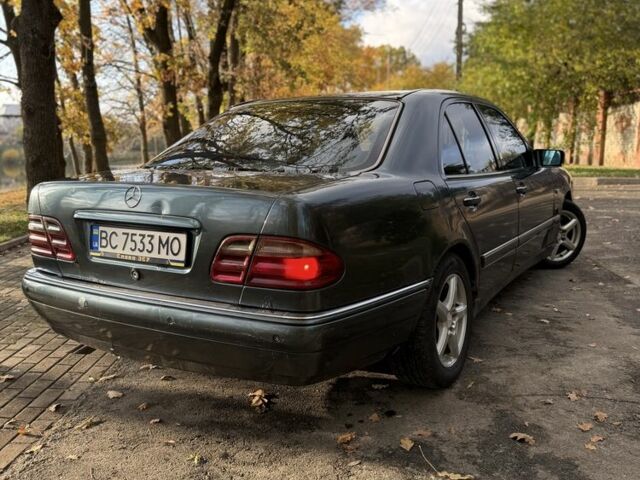 Зеленый Мерседес 200, объемом двигателя 3.2 л и пробегом 445 тыс. км за 2300 $, фото 1 на Automoto.ua