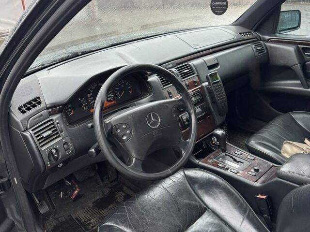 Зеленый Мерседес 200, объемом двигателя 3.2 л и пробегом 445 тыс. км за 2300 $, фото 7 на Automoto.ua