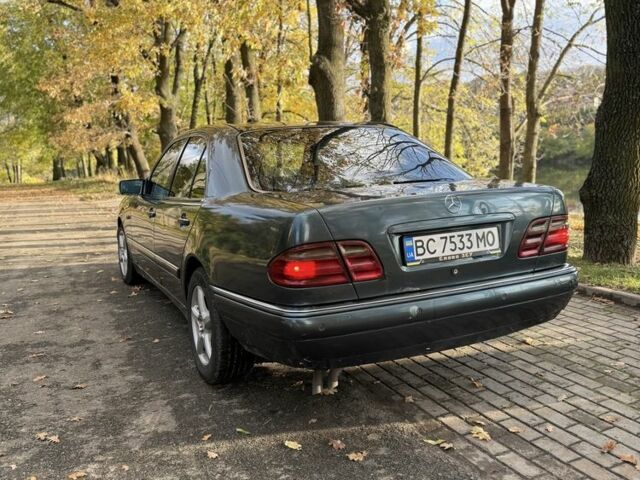 Зеленый Мерседес 200, объемом двигателя 3.2 л и пробегом 445 тыс. км за 2300 $, фото 5 на Automoto.ua