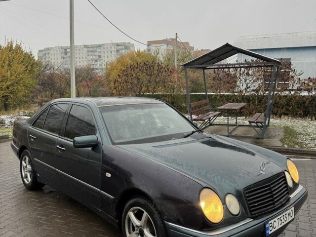 Зеленый Мерседес 200, объемом двигателя 3.2 л и пробегом 445 тыс. км за 2300 $, фото 6 на Automoto.ua