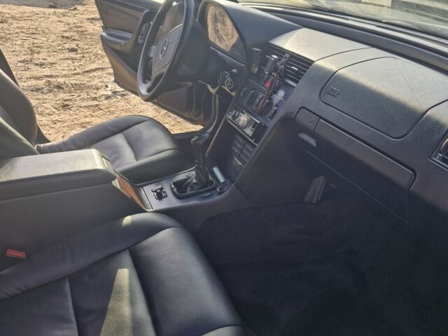 Зеленый Мерседес 200, объемом двигателя 2.2 л и пробегом 345 тыс. км за 2500 $, фото 6 на Automoto.ua