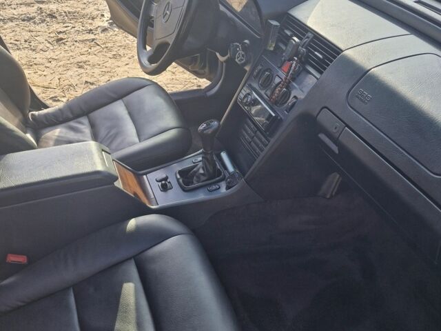 Зеленый Мерседес 200, объемом двигателя 2.2 л и пробегом 345 тыс. км за 2500 $, фото 7 на Automoto.ua