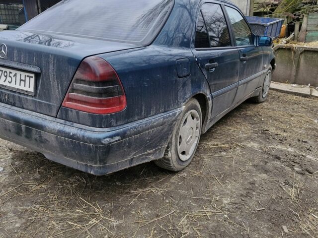 Зеленый Мерседес 200, объемом двигателя 2.2 л и пробегом 345 тыс. км за 2500 $, фото 3 на Automoto.ua