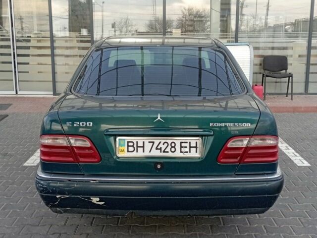 Зелений Мерседес 200, об'ємом двигуна 0 л та пробігом 459 тис. км за 2500 $, фото 1 на Automoto.ua