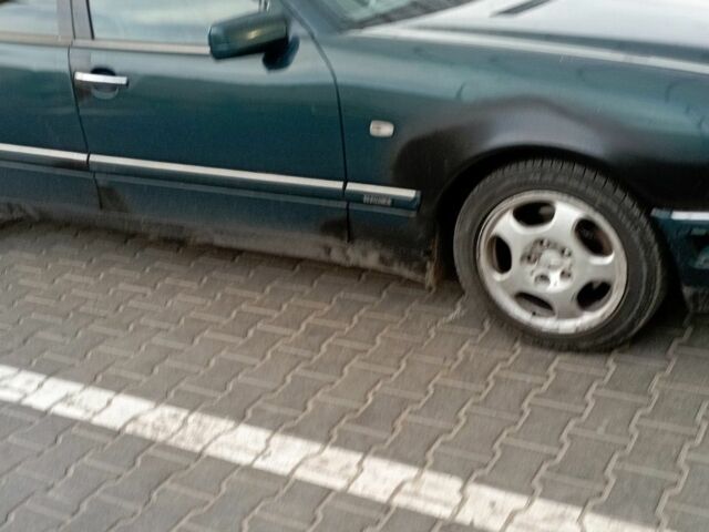 Зелений Мерседес 200, об'ємом двигуна 0 л та пробігом 459 тис. км за 2500 $, фото 4 на Automoto.ua