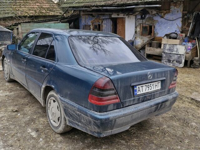 Зеленый Мерседес 200, объемом двигателя 2.2 л и пробегом 345 тыс. км за 2500 $, фото 2 на Automoto.ua