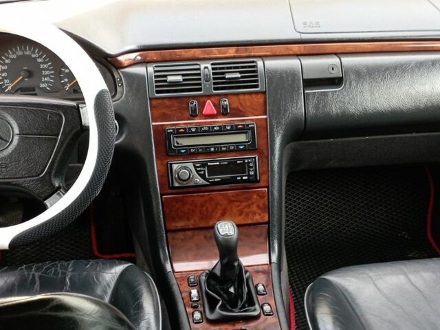 Зелений Мерседес 200, об'ємом двигуна 0 л та пробігом 459 тис. км за 2500 $, фото 7 на Automoto.ua