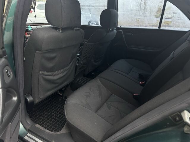 Зелений Мерседес 200, об'ємом двигуна 2 л та пробігом 400 тис. км за 3800 $, фото 5 на Automoto.ua