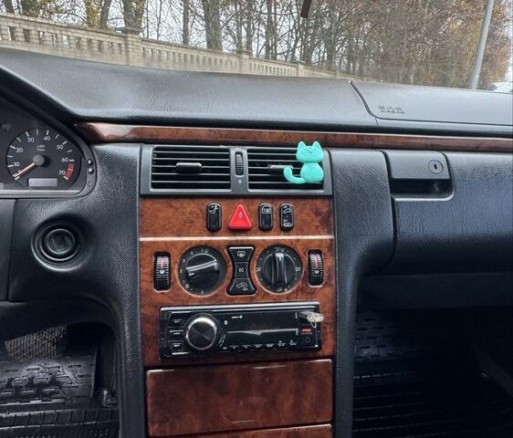 Зелений Мерседес 200, об'ємом двигуна 2 л та пробігом 400 тис. км за 3800 $, фото 6 на Automoto.ua