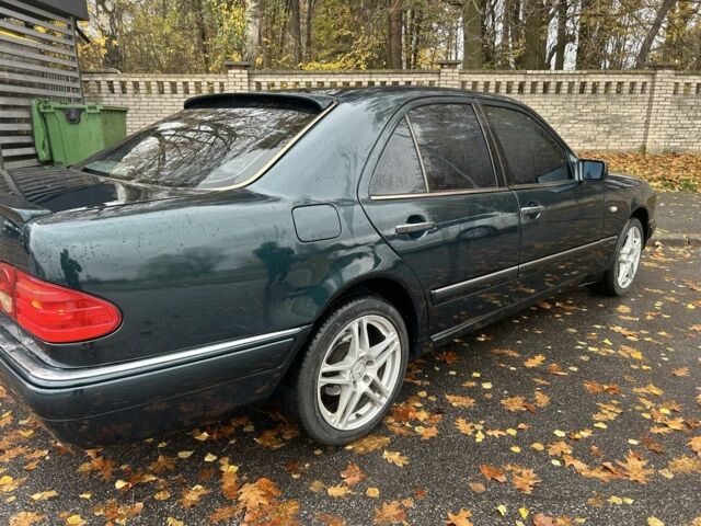 Зелений Мерседес 200, об'ємом двигуна 2 л та пробігом 400 тис. км за 3800 $, фото 1 на Automoto.ua