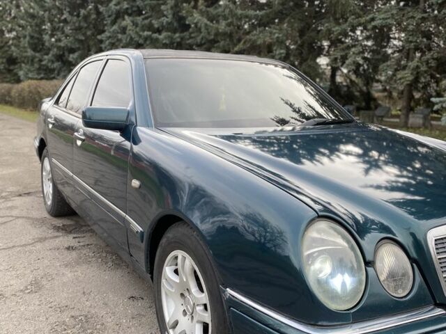 Зеленый Мерседес 200, объемом двигателя 2 л и пробегом 300 тыс. км за 2800 $, фото 4 на Automoto.ua