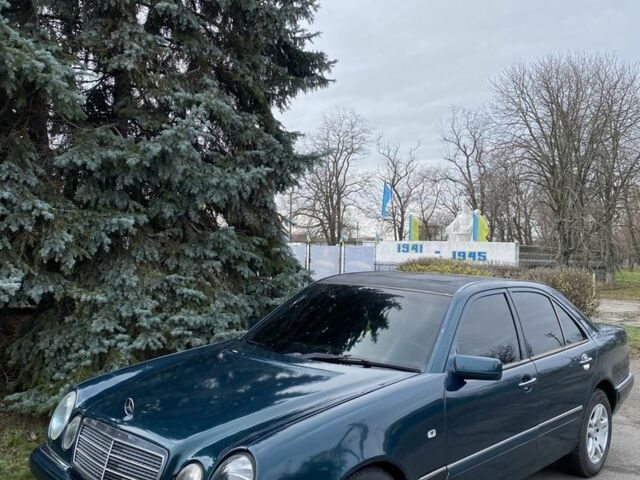 Зеленый Мерседес 200, объемом двигателя 2 л и пробегом 300 тыс. км за 2800 $, фото 1 на Automoto.ua