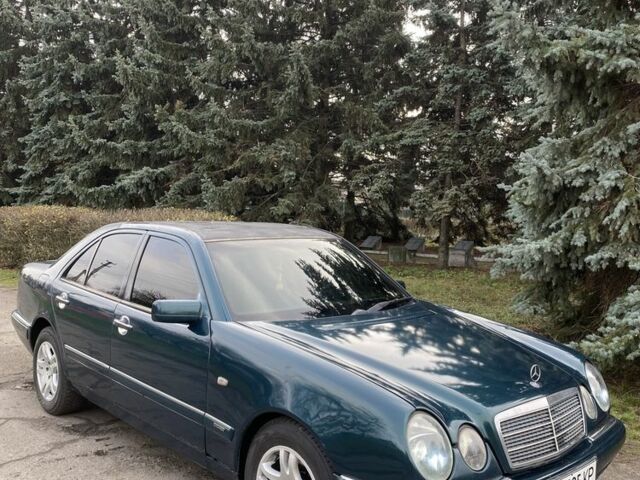 Зеленый Мерседес 200, объемом двигателя 2 л и пробегом 300 тыс. км за 2800 $, фото 3 на Automoto.ua