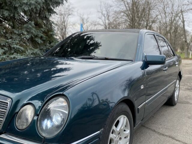 Зеленый Мерседес 200, объемом двигателя 2 л и пробегом 300 тыс. км за 2800 $, фото 2 на Automoto.ua