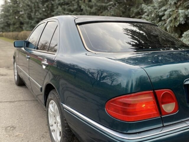 Зеленый Мерседес 200, объемом двигателя 2 л и пробегом 300 тыс. км за 2800 $, фото 7 на Automoto.ua