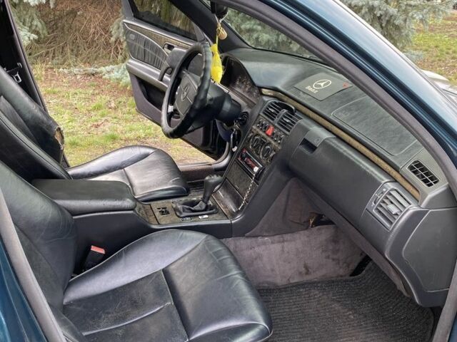 Зеленый Мерседес 200, объемом двигателя 2 л и пробегом 300 тыс. км за 2800 $, фото 13 на Automoto.ua