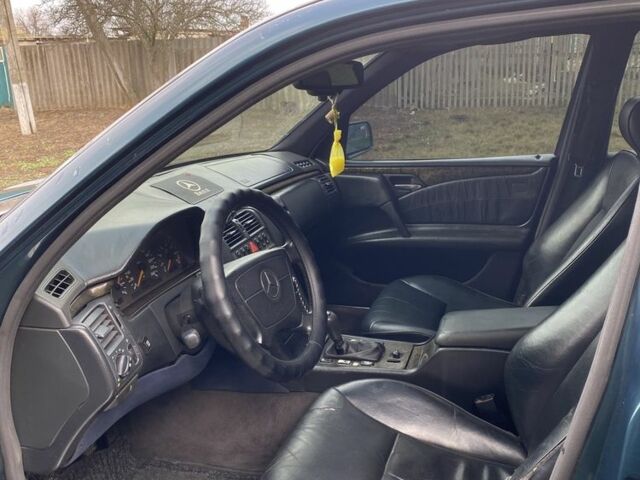 Зеленый Мерседес 200, объемом двигателя 2 л и пробегом 300 тыс. км за 2800 $, фото 14 на Automoto.ua