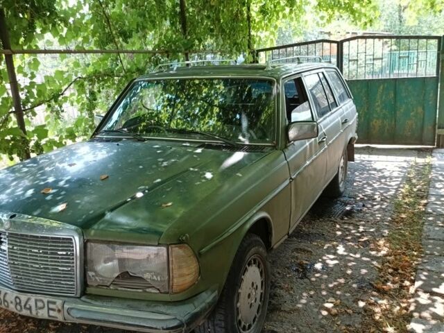 Зеленый Мерседес 200, объемом двигателя 0 л и пробегом 2 тыс. км за 725 $, фото 2 на Automoto.ua