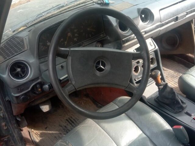 Зеленый Мерседес 200, объемом двигателя 0 л и пробегом 475 тыс. км за 605 $, фото 1 на Automoto.ua