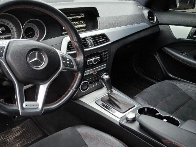 Белый Мерседес 220, объемом двигателя 0 л и пробегом 170 тыс. км за 12000 $, фото 5 на Automoto.ua