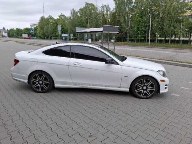 Белый Мерседес 220, объемом двигателя 0 л и пробегом 170 тыс. км за 12000 $, фото 2 на Automoto.ua