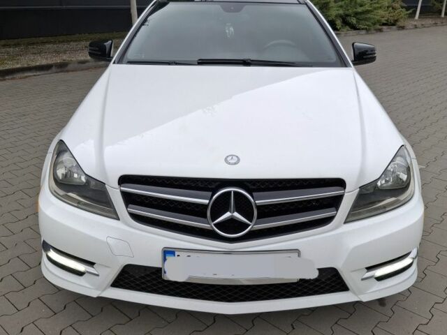 Белый Мерседес 220, объемом двигателя 0 л и пробегом 170 тыс. км за 12000 $, фото 1 на Automoto.ua